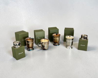 de nombreux types de tasses et de mugs posés sur une table