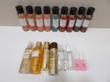 tout un tas de flacons de parfum différents posés sur une table