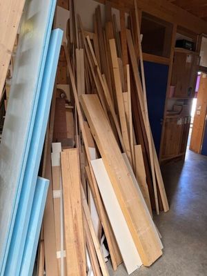 de nombreuses pièces de bois empilées dans une pièce
