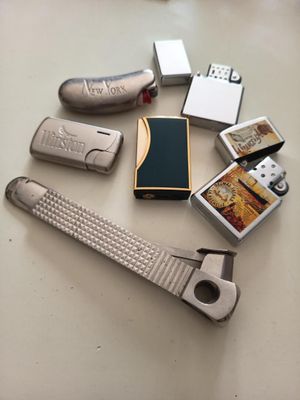 de nombreux types de briquets, disposés sur une table