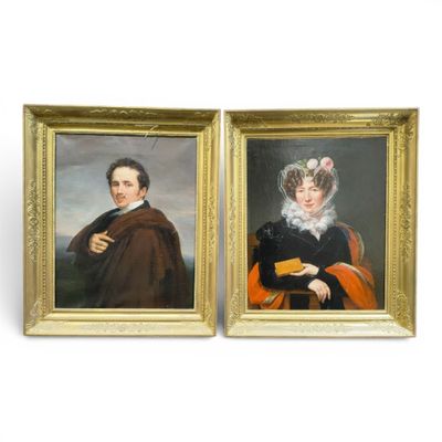 Deux tableaux représentant un homme et une femme sont présentés dans un cadre doré