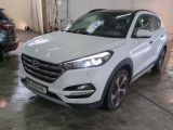 une photo d'un 4x4 blanc garé dans un garage