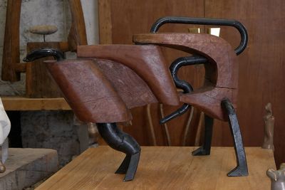 une sculpture représentant un cheval, réalisée en cuir, posée sur une table
