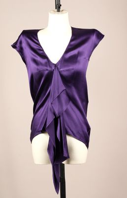 un gros plan sur le torse d'un mannequin vêtu d'un haut violet
