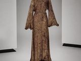 une photo d'une robe posée sur un mannequin dans une pièce
