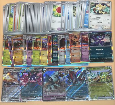 plusieurs types de cartes pokemon sur la table