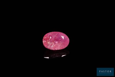 un diamant rose sur fond noir