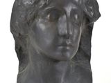 sculpture représentant une tête de femme sur fond blanc