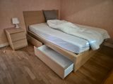 un lit avec deux tiroirs en dessous, dans une chambre