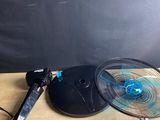une table sur laquelle se trouvent un ventilateur et un stylo