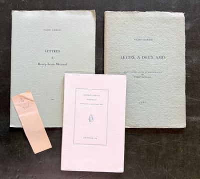 deux livres posés sur une table, à côté d'une feuille de papier