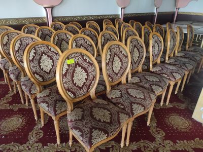plusieurs chaises alignées