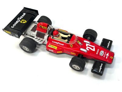 une maquette de voiture de course posée sur une surface blanche