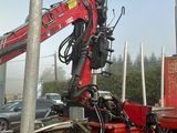 un camion rouge équipé d'une grue à l'arrière