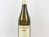 une bouteille de vin posée sur une table