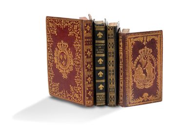 deux vieux livres posés l'un sur l'autre sur une surface blanche