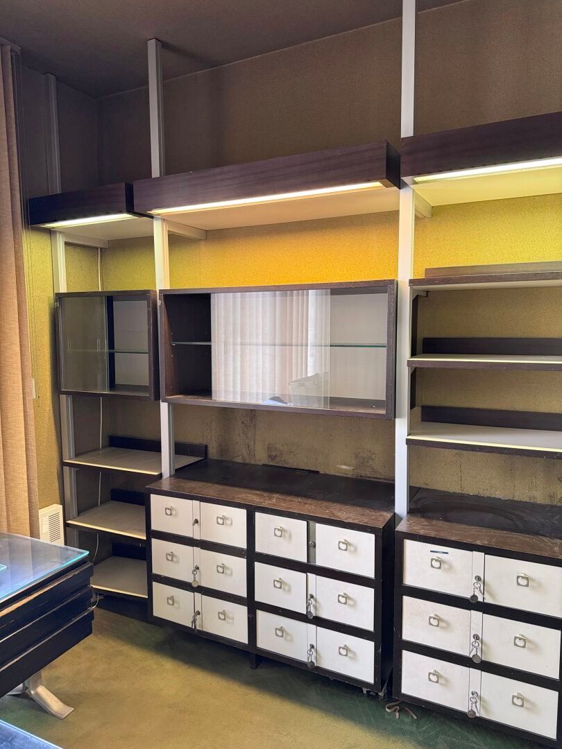 Importante bibliothèque modulaire en mélaminé façon noyer et…