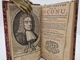 un livre ouvert, avec une main tenant un livre sur lequel est représentée la main d'un homme