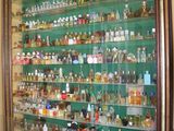 une photo d'une vitrine remplie de bouteilles d'alcool