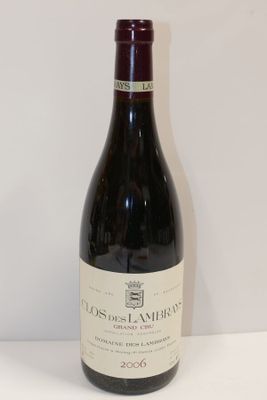 une bouteille de vin posée sur une table