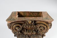 Jardinière composée d'un élément de chapiteau en bois sculpt… (photo 2)