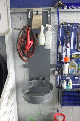 une photo d'un garage avec des outils accrochés au mur