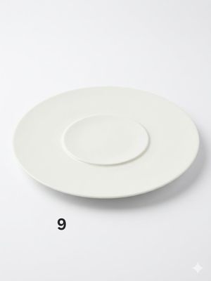 une assiette blanche posée sur une table blanche, sur laquelle figure le chiffre neuf