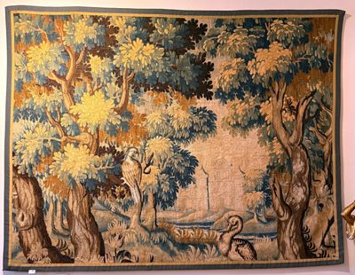 une tapisserie accrochée au mur d'une pièce