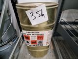un fût métallique sur lequel est collé un autocollant, dans un magasin