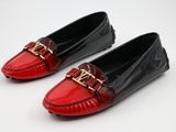 deux paires de mocassins rouges et noirs ornés d'une boucle dorée