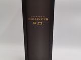 une bouteille de vin rouge Bollinger posée sur une table blanche