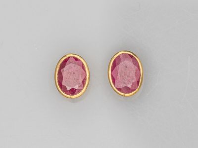 une paire de boucles d'oreilles en tourmaline rose