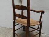 une chaise en bois dont l'assise est en osier