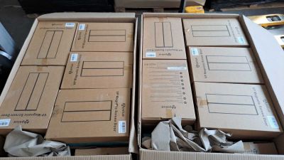 plusieurs boîtes empilées les unes sur les autres
