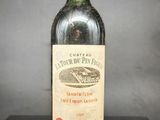 une bouteille de vin posée sur une table
