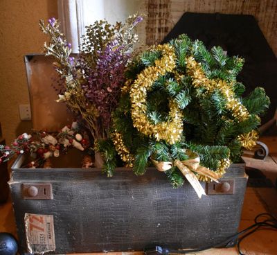 une boîte en bois contenant un bouquet de fleurs