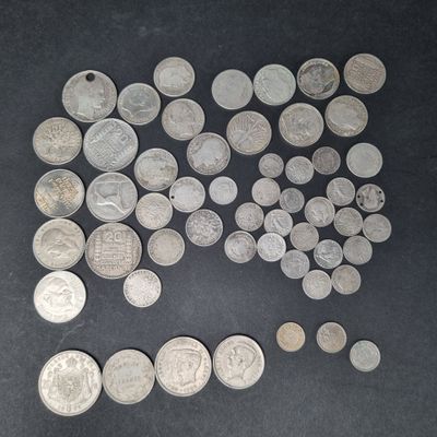 certaines des pièces d'argent reposent sur une surface noire