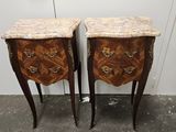 paire de tables de chevet à plateau en marbre de style Louis XV