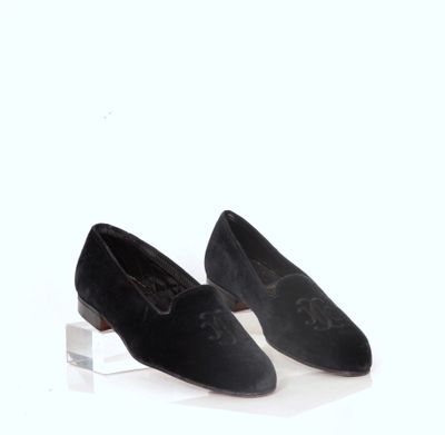 pantoufles en suédine noire avec un talon en bois et un talon en métal