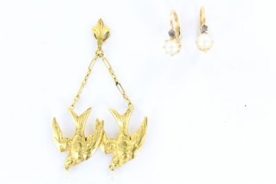une paire de boucles d'oreilles en forme d'oiseaux de couleur dorée et une paire de boucles d'oreilles en forme d'oiseaux de couleur dorée
