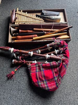 a lot of different types of bagpipes on the floor