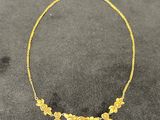 gros plan d'un collier en or sur une surface noire