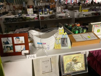 de nombreux articles sur les étagères du magasin