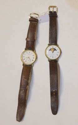 deux montres posées l'une à côté de l'autre sur une table