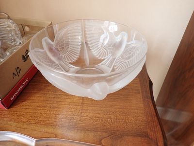 un saladier en verre posé sur une table à côté d'une paire de ciseaux