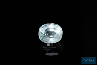 un diamant blanc sur une surface noire, avec un fond noir