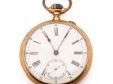 une montre de poche en or avec des chiffres romains sur le cadran