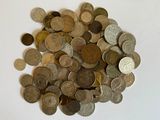 une pile de pièces de monnaie posée sur une surface blanche