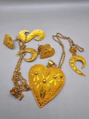 un gros plan d'un collier en or orné d'un cœur