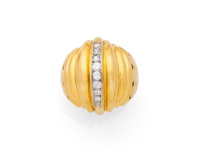 une bague en or sertie d'un diamant, signée Van Cleef